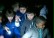 Es ist dunkel. Die Kinder haben eine Taschenlampe in der Hand und leuchten. Sie machen eine Nachtwanderung.