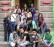 Eine Gruppe polnischer und deutscher Schüler und Lehrer sitzt und steht auf der Treppe vor dem Institut.